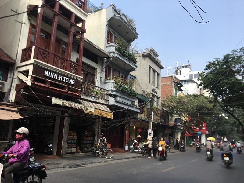 Đặc biệt là cửa hàng Ninh Hương nổi tiếng xưa nay với các loại chè sen, bột sắn dây, mứt sen...