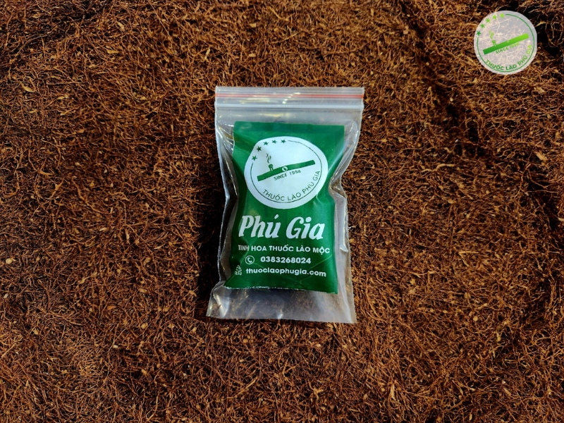 Cách 1 – Bọc kín thuốc lào ngay sau khi mở 